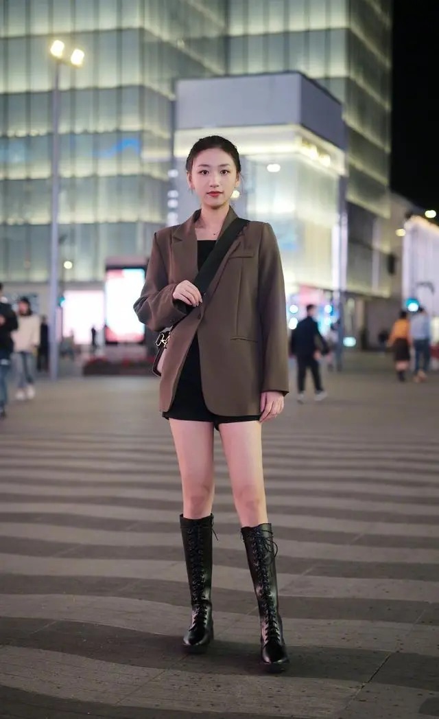 今年流行一种穿法,叫“短外套+长靴”,显高显瘦,小个子也适合