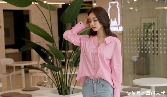 身穿牛仔裤的孙允珠尽显青春姿态，美得别致有气质