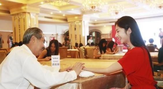 胎儿|“喜脉”到底是怎么摸出来的其实很容易，大家都可以自己试试看