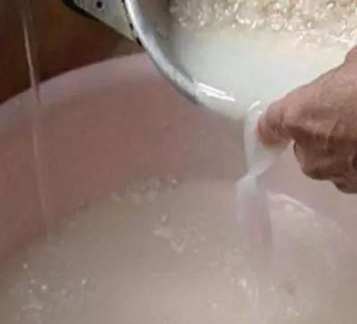 教大家几个拖地小妙招,地板干净锃亮,半个月不拖也不落灰