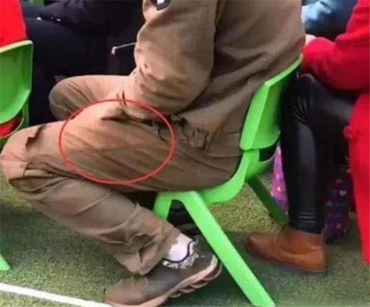 家长会|爸爸穿工作服给孩子开家长会,遭其他家长议论:孩子不要面子?