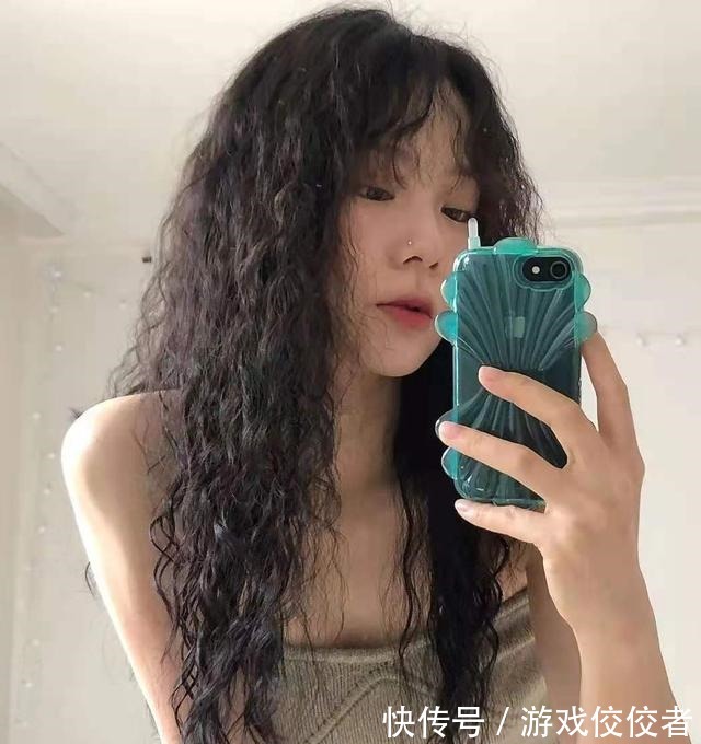 发型 发量少的女人尽量别留这三种发型,显老又土气,这五款减龄又洋气!