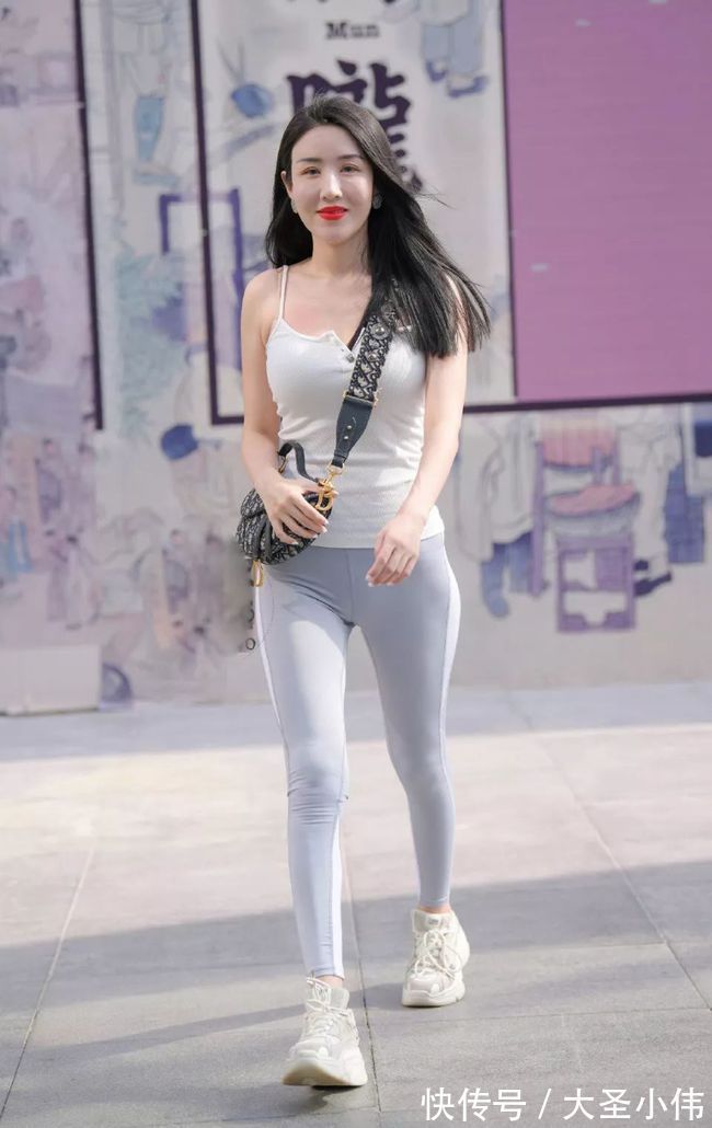 吊带 美女街拍:瑜伽裤搭配白色吊带,展现迷人的身材,大红唇也掩盖不住清纯气质