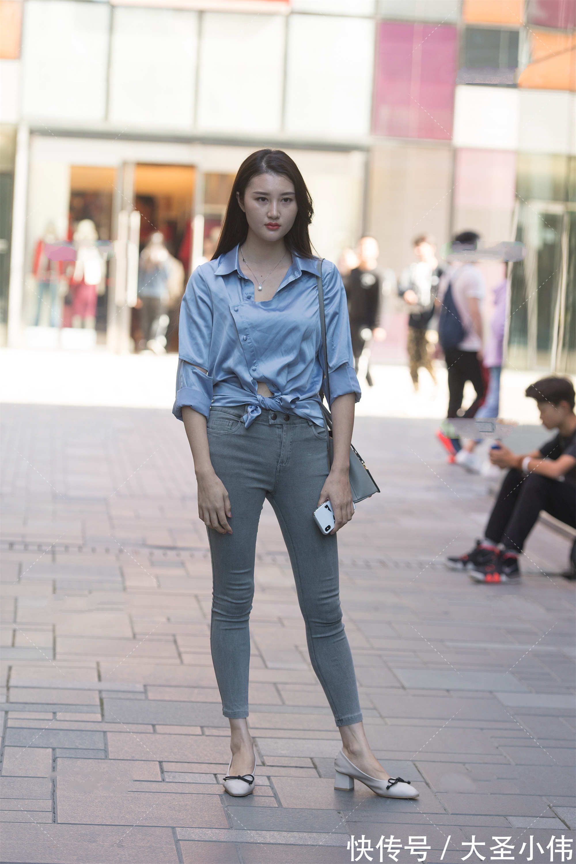 美女|美女街拍:冰丝面料的破洞衬衫,搭配灰色九分裤,时髦修身休闲舒适