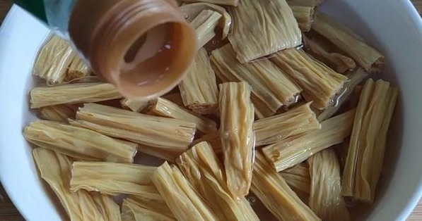 干腐竹别用冷水泡，水里多加2样，10分钟泡发，柔软有嚼劲，好吃