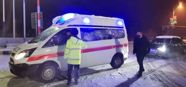 吉高集团|雪天高速封闭 高速民警为救护车开辟绿色通道