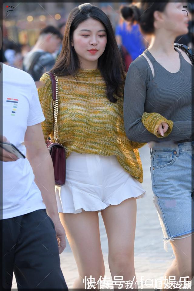 时尚 明黄色针织上衣+白色短裤,气质高贵,时尚大方