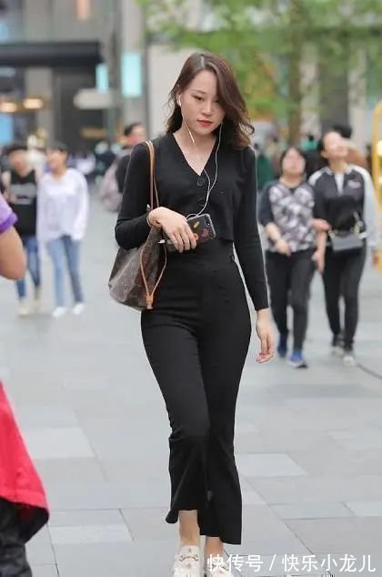 打底裤 黑色紧身打底裤搭配运动鞋,动感时尚,尽显女性美感