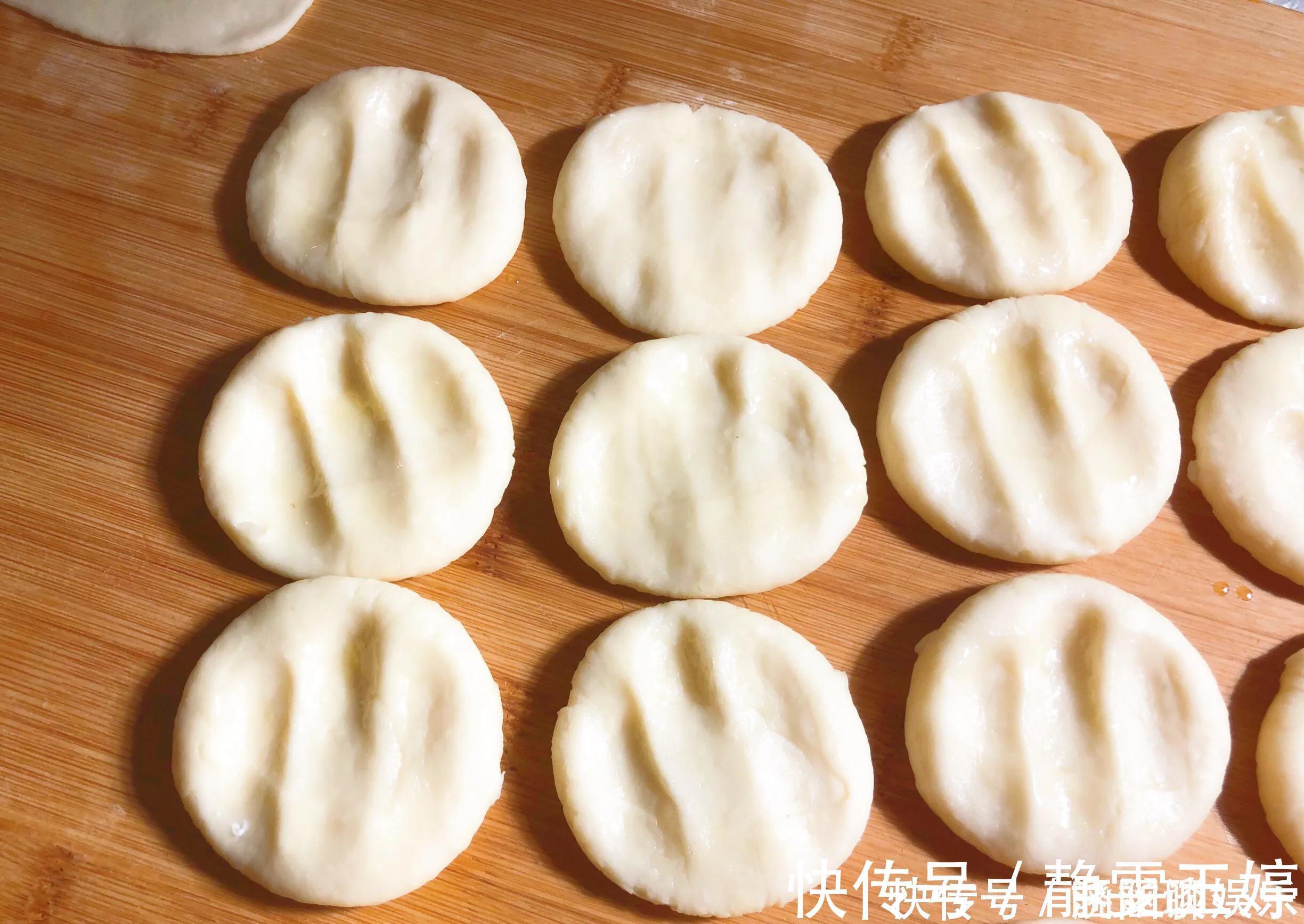 快手鲜香韭菜盒子,不发面不用饺子皮,隔几天都不硬,放凉更好吃