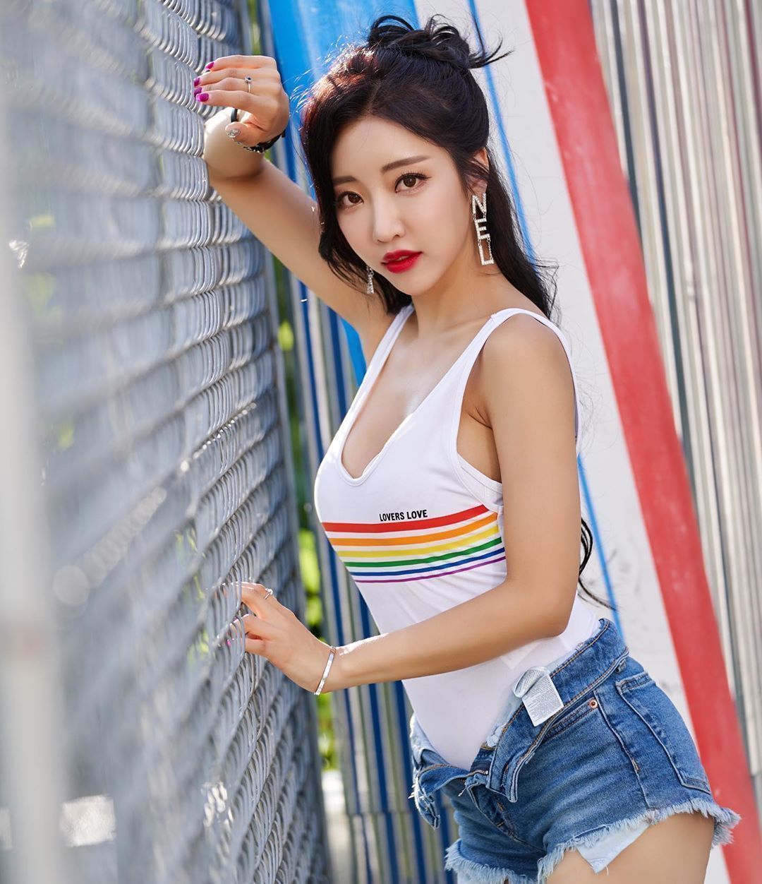 牛仔裤 白背心搭配蓝色牛仔裤,清新自然,即时髦又有个性