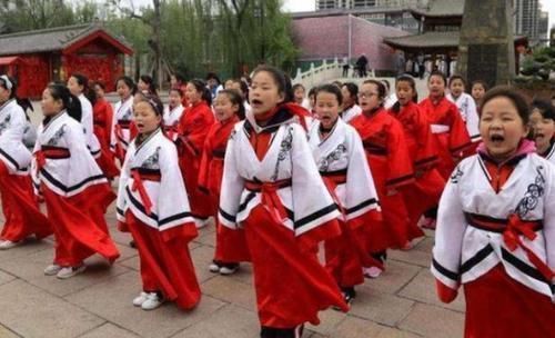 学生们$将校服换成汉服为啥行不通?无外乎这3个原因,呼声大也没办法