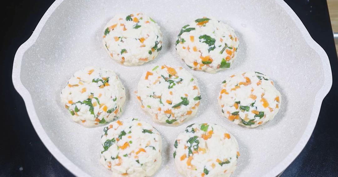 小米粥|一口吃进10种营养,钙是牛奶6倍,铁是牛肉3倍,宝宝吃的渣都不剩