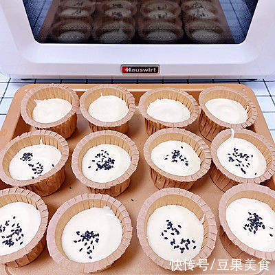 第一次做就成功的纸杯蛋糕 | 烤箱美食