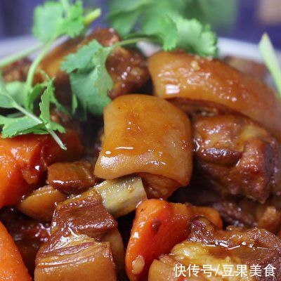 红焖羊肉一口下肚，唇齿留香