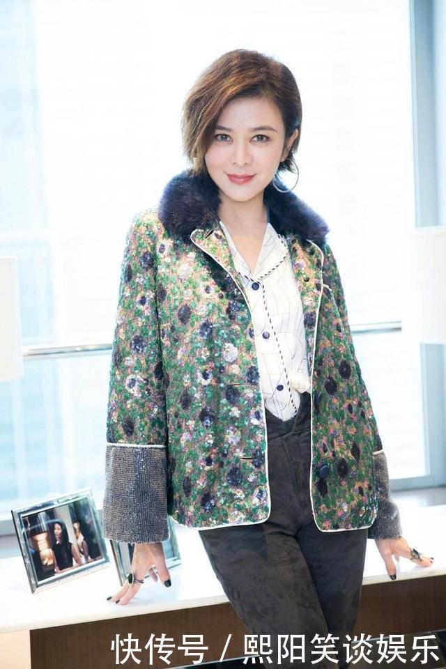 发型|女人过了50岁尽量别留长发、烫卷发!推荐明星这些发型,真洋气