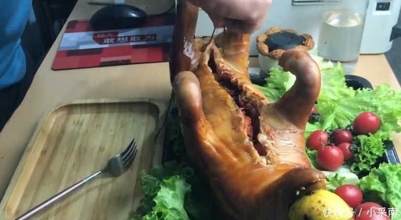 餐厅里面|男子去餐厅买一只“烤乳猪”,20斤花500元,切开后分明是在逗我