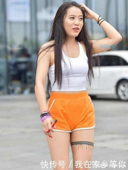 白吊带橙色运动短裤,时尚大方,充满活力