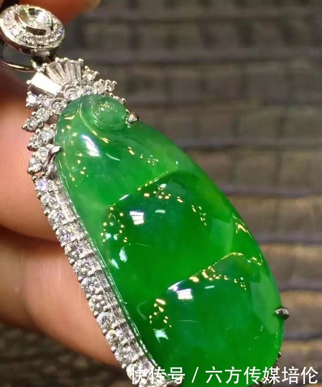 到底|挑翡翠,到底是越透越好,还是越绿越好?