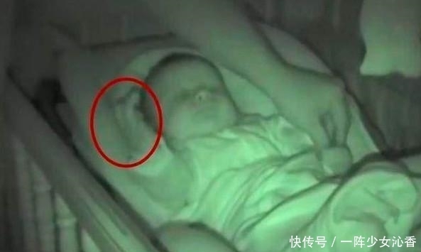 爸妈|爸妈半夜起床拍下有趣一幕,宝宝的双手根本停不下来