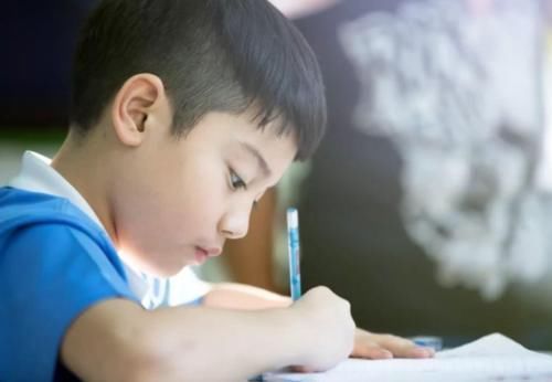 老师|“我女儿才9岁!”妈妈怒斥老师教性知识,网友:坏人会嫌你孩子小?