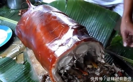 大妈请孙子吃烤乳猪,端上来时大呼满意,服务员切开后,两眼发傻