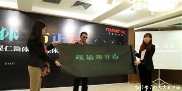 乞丐苦练10年粉笔字,字体被收购,如今成书法家,身价上千万