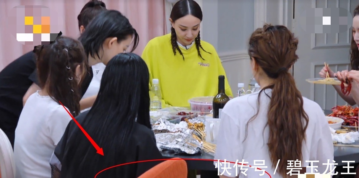 李斯丹妮绕了一圈坐到张雨绮旁边,孟佳看不下去,一句话真相了