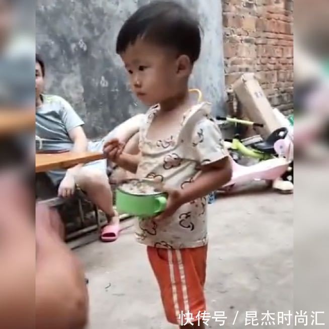 双胞胎|双胞胎姐妹,一个从小在农村生活,一个在城里生活,看后区别很大