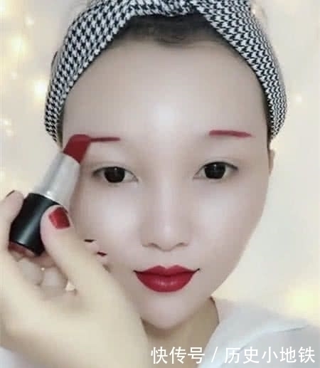 口红画 小姐姐一支口红挑战10秒化妆,当看到成品后,网友:口红是神器