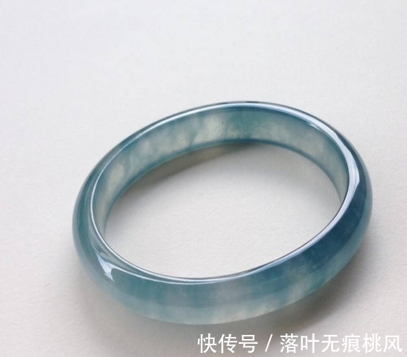 知性|知性女神杨澜戴翡翠手镯高贵大方！万种风情于纤细手腕中尽数体现