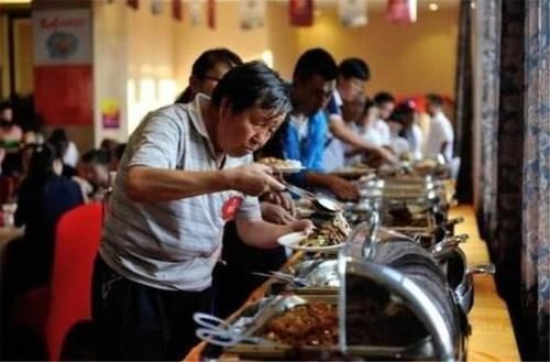 奶孙两人吃自助餐,剩了一大桌掉头就想走,餐厅做法值得借鉴