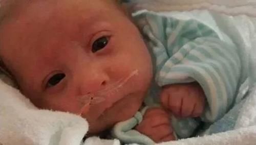婴儿|婴儿刚出生就被判侏儒症停止发育,父母不愿放弃如今变成这样!