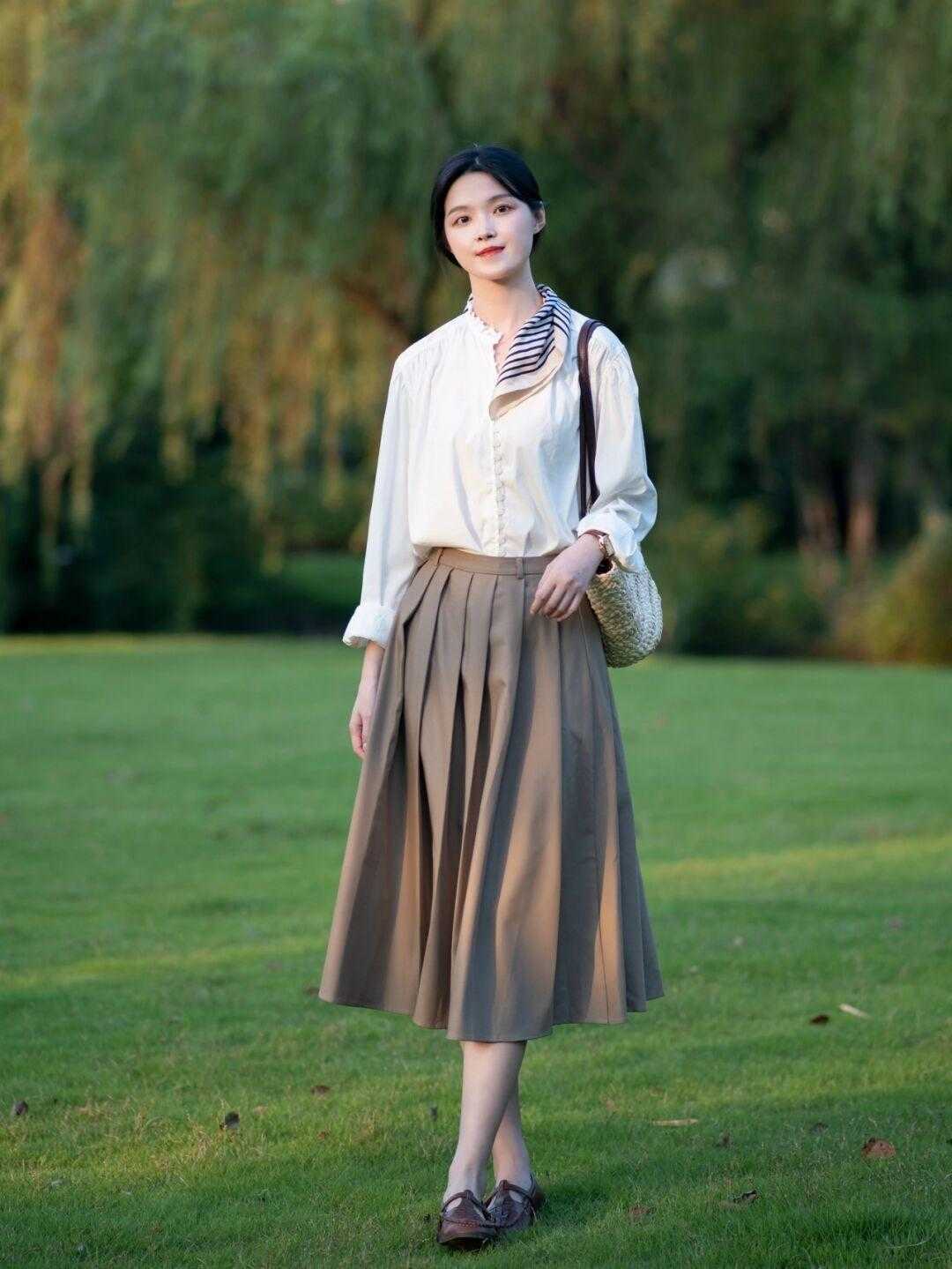 穿搭|换季怎么搭?试试“白衬衫+半身裙”,青春洋气又显高,太漂亮了
