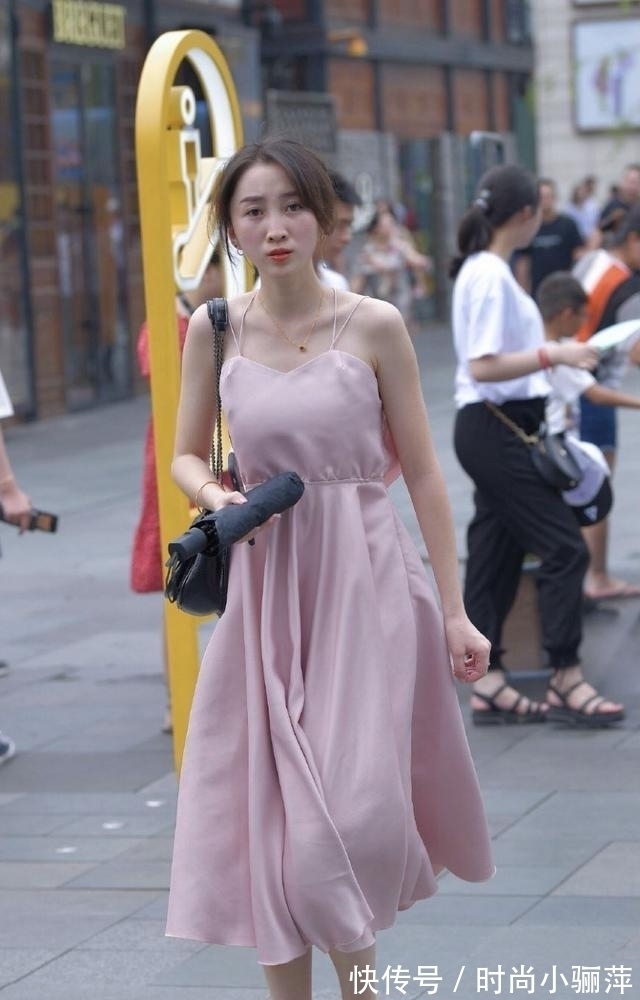 女孩 胯宽腿粗的女孩怎么穿搭?只需一件吊带连衣裙,便可秀出女神范儿