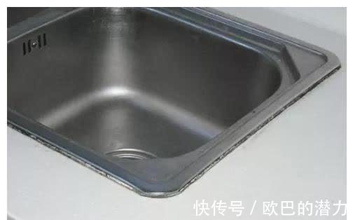 玻璃胶用久会“变黑”?保洁阿姨的“小妙招”,立马洁净还杀菌