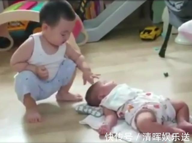 哥哥|2岁的哥哥看到妹妹后,偷偷摸了下就跑,这画面把妈妈的心萌化了
