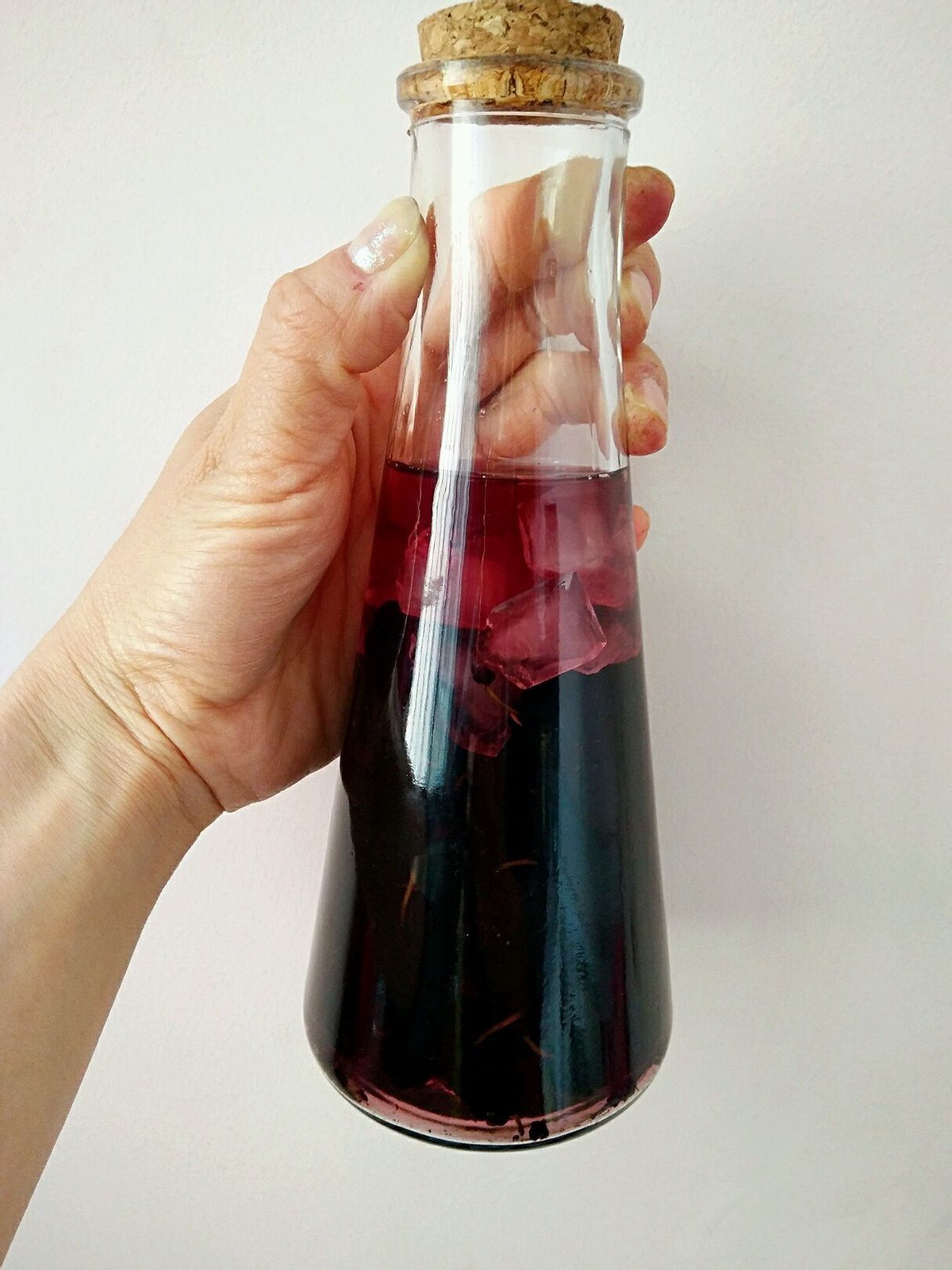 染发|别总去染发了,白头发的人多吃此果酒,坚持半个月,头发乌黑发亮