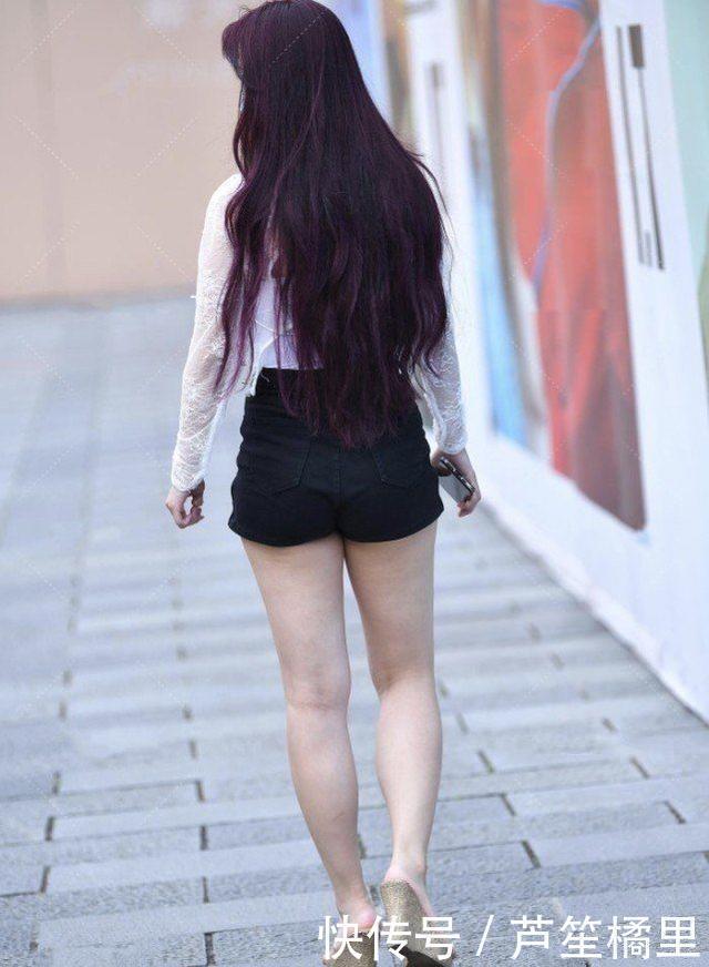 美女经典黑白颜色对比很好看,上衣紧身的款式突显好身材