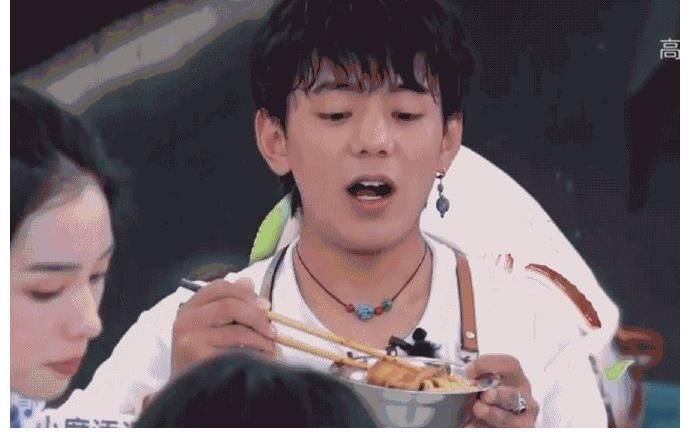米粉|丁真自责落泪，因为一碗米粉两片肉，他深知粮食的来之不易