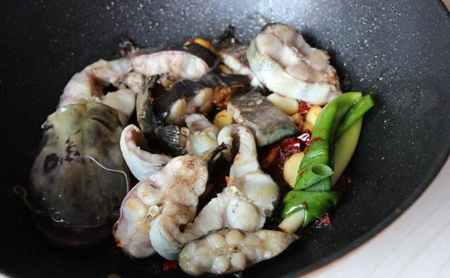  适量|比炖茄子还好吃的鲶鱼做法，香辣可口蒜香浓郁，能撑死两个老爷子