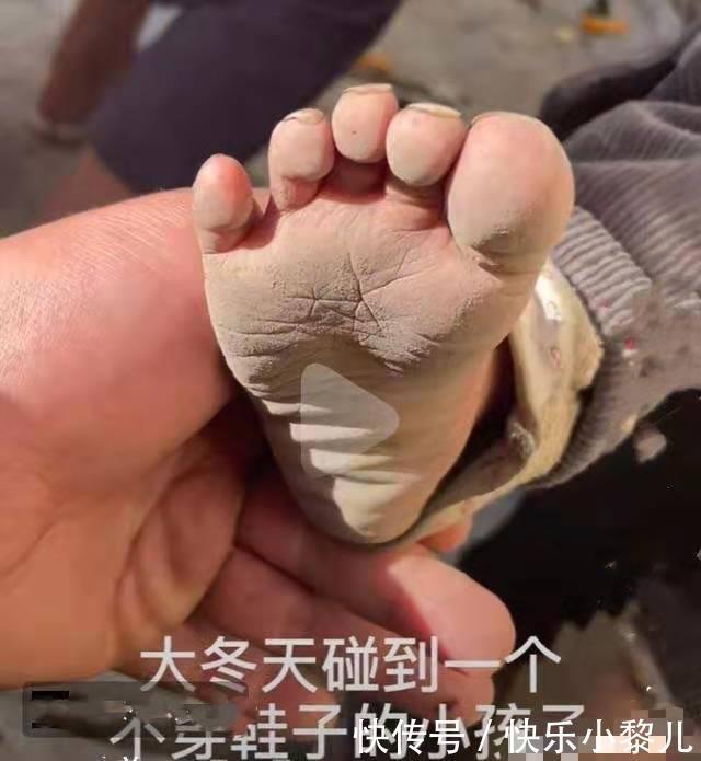 两岁没妈男孩，冬天光脚走路，想母亲时就去让姑姑抱，网友：可怜