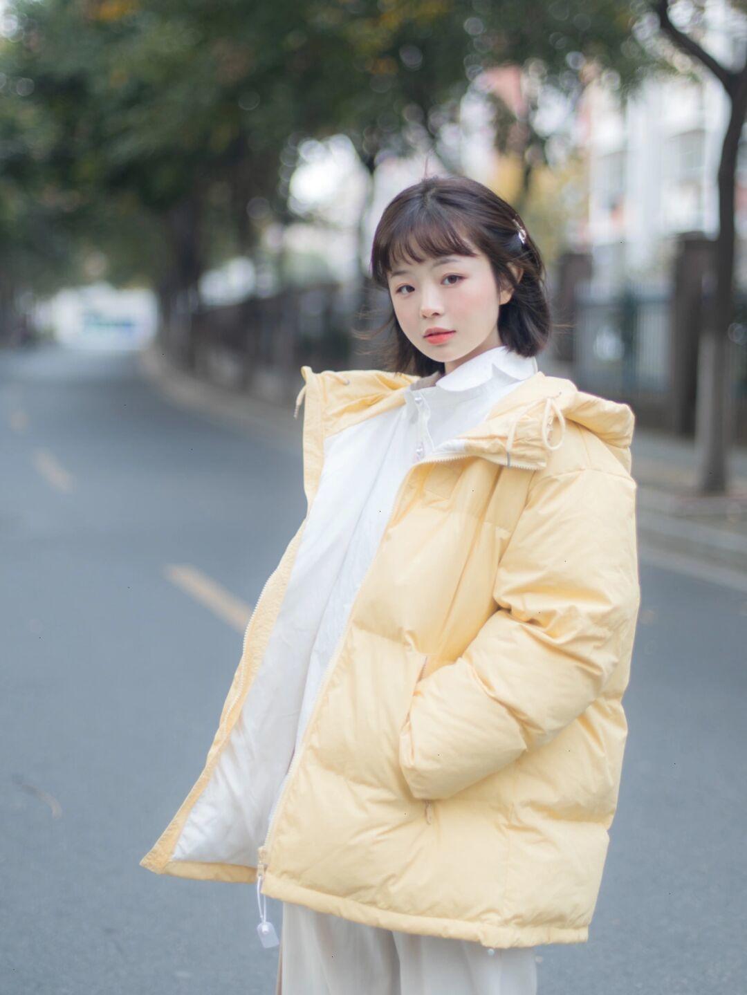 毛衣|冬天打底衫怎样选?一件红色针织衫+白色牛仔裤,休闲又显气色!