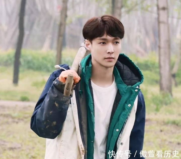 张艺兴拿到拖拉机驾照上热搜,看到有效期后,他真要常驻蘑菇屋了