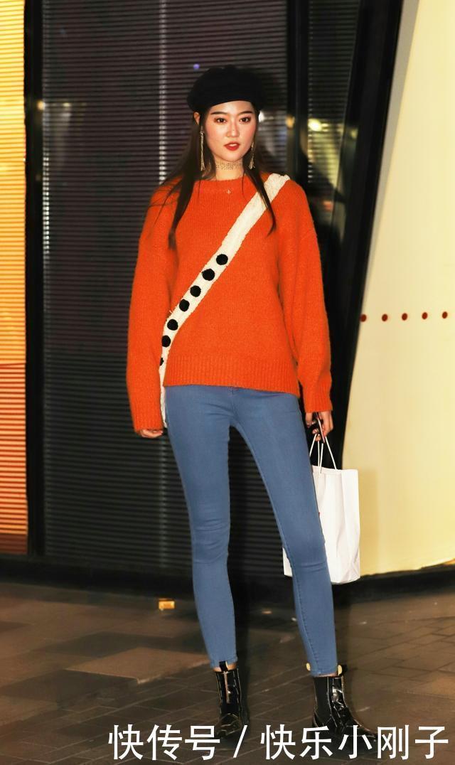 美女穿简洁利落的牛仔裤,更具一股青春活力感