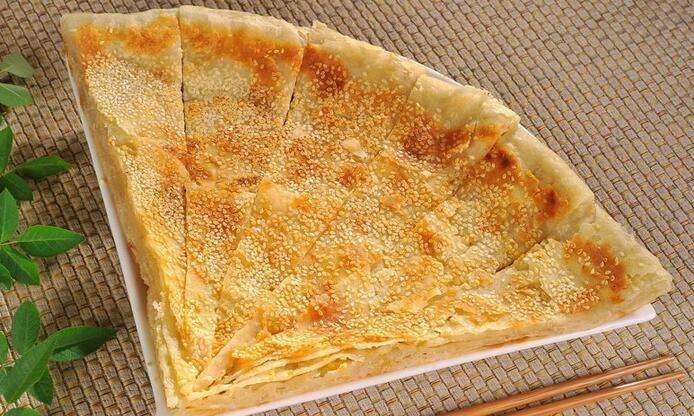 烙饼时,别用凉水,用葱花和面,软香多层,比北方大妈做的还好吃