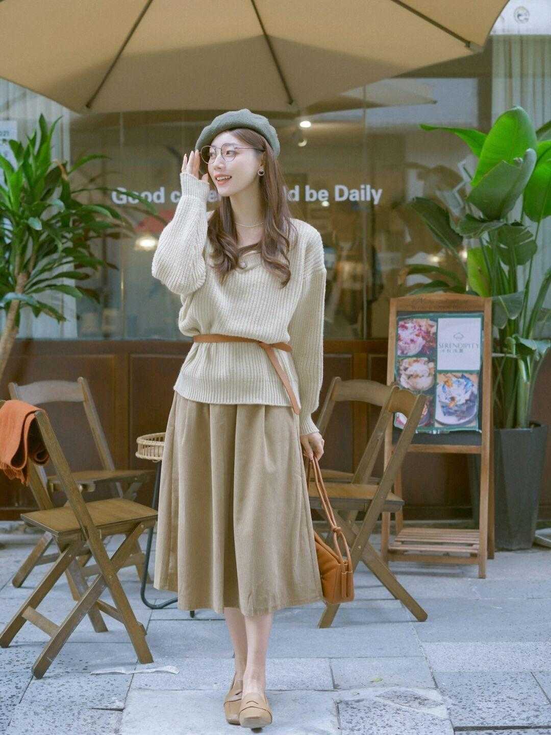 小脚踝 入冬以后,裙子依旧火热,寒冬如何穿裙子保暖?有气质又显瘦