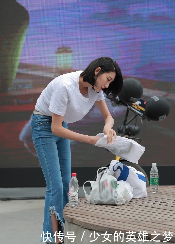 牛仔裤|街拍:牛仔裤的简约搭配,低调的魅力