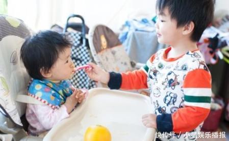 嫌弃|妹妹将小脚塞进哥哥嘴里,哥哥满脸嫌弃,却不敢轻易发火