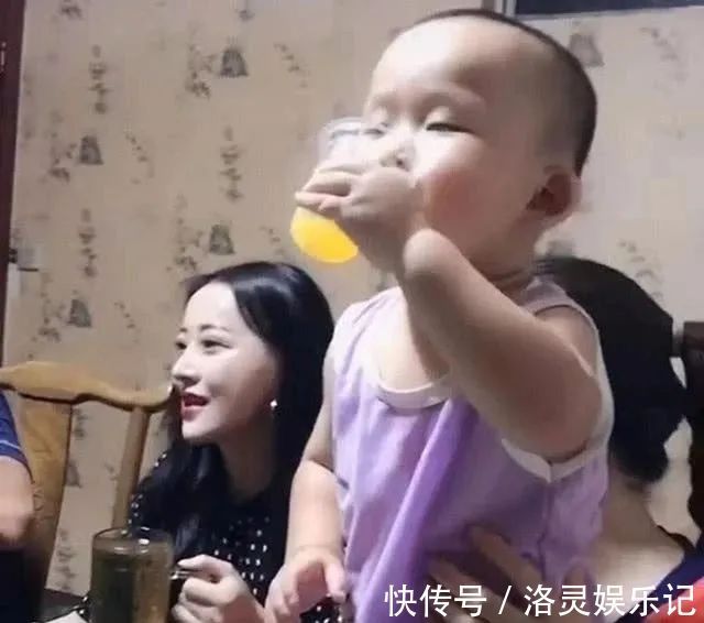 表情|萌娃喝果汁,戏精附体表情丰富,网友:完美模仿了宝爸的姿态