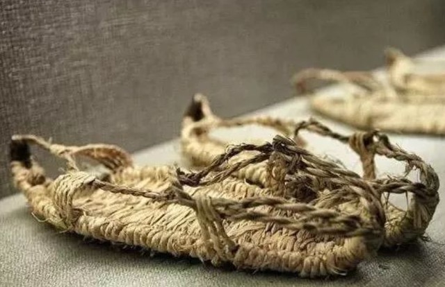 鞋底#吐鲁番出土草鞋,凤凰山出土麻鞋,它们穿脚上,究竟是哪种鞋舒服